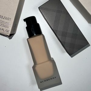 Burberry Matte Glow foundation light neutral + light warm